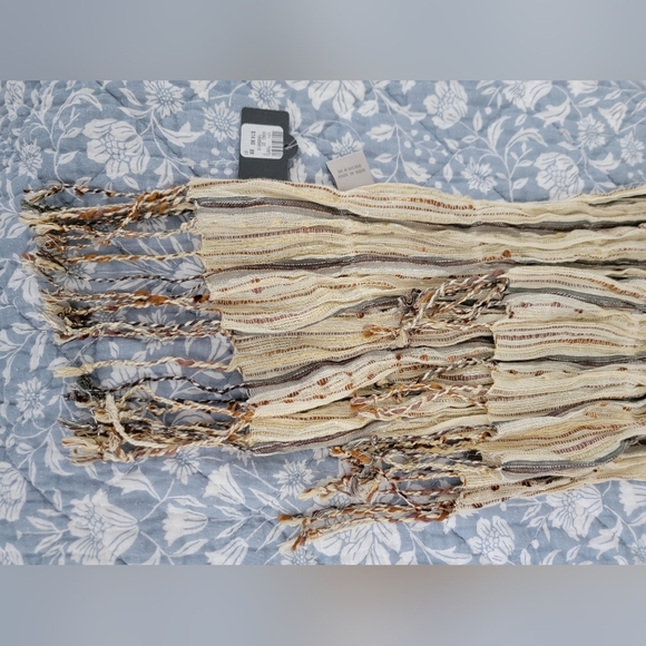 NWT Avenue Beige Scarf - Picture 5 of 8